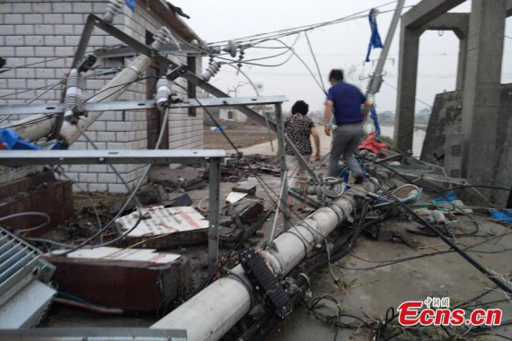 Downpours, hailstorms and a tornado battered parts of Yancheng City at 2:30 pm Thursday.(Photo:China News Service/Gu Hua) Downpours, hailstorms and a tornado battered parts of Yancheng City at 2:30 pm Thursday.(Photo:China News Service/Gu Hua)