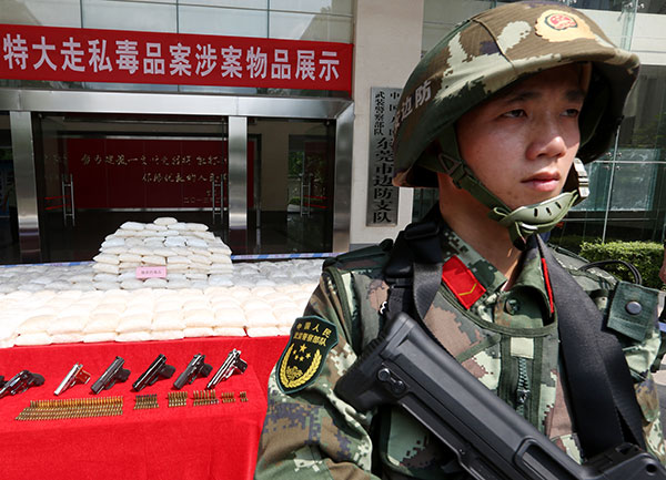 Guangdong police show methamphetamine, guns and ammunition that they seized during a crackdown on drug smuggling, in May. (CHEN FAN/CHINA DAILY) Guangdong police show methamphetamine, guns and ammunition that they seized during a crackdown on drug smuggling, in May. (CHEN FAN/CHINA DAILY)
