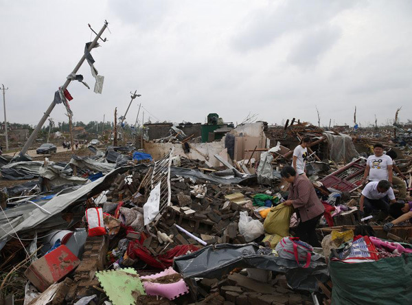 Villagers search for valuable things and clean debris of their homes at Beichen village in Funing county, Yancheng, Jiangsu province, on June 24, 2016. (Photo/Xinhua) Villagers search for valuable things and clean debris of their homes at Beichen village in Funing county, Yancheng, Jiangsu province, on June 24, 2016. (Photo/Xinhua)