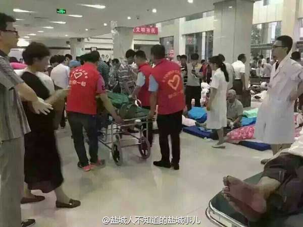 Volunteers help transport injured people at Funing People's Hospital on Thursday night. (Photo/Sina Weibo) Volunteers help transport injured people at Funing People's Hospital on Thursday night. (Photo/Sina Weibo)