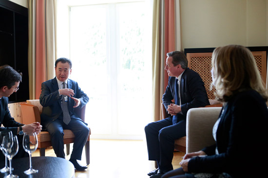 Wang Jianlin, chairman of Dalian Wanda Group, talks to UK Prime Minister David Cameron on Jan 24, 2014 in Davos, Switzerland.(Photo/Provided to chinadaily.com.cn) Wang Jianlin, chairman of Dalian Wanda Group, talks to UK Prime Minister David Cameron on Jan 24, 2014 in Davos, Switzerland.(Photo/Provided to chinadaily.com.cn)