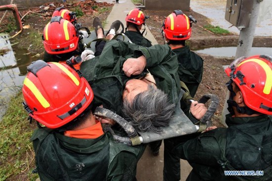 Rescuers carry an injured villager in Danping Village of Chenliang Township in Funing, Yancheng, east China's Jiangsu Province, June 24, 2016. (Xinhua/Han Yuqing) Rescuers carry an injured villager in Danping Village of Chenliang Township in Funing, Yancheng, east China's Jiangsu Province, June 24, 2016. (Xinhua/Han Yuqing)