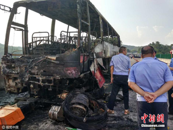 A fire reduces a tour bus into charred frames on Sunday morning. (Photo: Chinanews.com/CFP) A fire reduces a tour bus into charred frames on Sunday morning. (Photo: Chinanews.com/CFP)