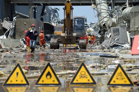 Firefighters clear hazardous chemicals at a solar panel factory in Funing County of Yancheng, east China's Jiangsu Province, June 26, 2016. (Xinhua/Han Yuqing) Firefighters clear hazardous chemicals at a solar panel factory in Funing County of Yancheng, east China's Jiangsu Province, June 26, 2016. (Xinhua/Han Yuqing)