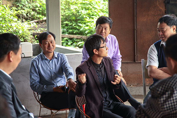 Gao Yunfu (with eyeglasses) introduces his cultivating edible fungus business to officials of Huichang county. Gao Yunfu (with eyeglasses) introduces his cultivating edible fungus business to officials of Huichang county.