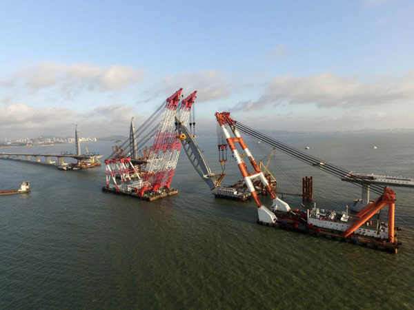 Workers install the last tower of the Hong Kong–Zhuhai–Macao Bridge on June 2, 2016. (Photo/Xinhua) Workers install the last tower of the Hong Kong–Zhuhai–Macao Bridge on June 2, 2016. (Photo/Xinhua)