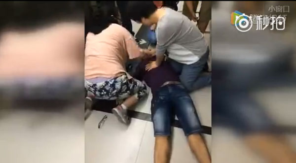 The screenshot from an online video shows passersby try to resuscitate Jin Bo, the deputy editor-in-chief of China's leading online forum Tianya, whose death on Wednesday prompted calls for increased public awareness of health risks posed by overwork. The screenshot from an online video shows passersby try to resuscitate Jin Bo, the deputy editor-in-chief of China's leading online forum Tianya, whose death on Wednesday prompted calls for increased public awareness of health risks posed by overwork.