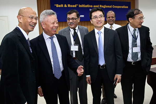 Jin Liqun (second from left), president of the Asian Infrastructure Investment Bank, and Zhou Li (fourth from left), editorial board member of China Daily, attend the Belt and Road Initiative and Regional Cooperation seminar with other Asian media representatives in Beijing on Tuesday. (Feng Yongbin/China Daily) Jin Liqun (second from left), president of the Asian Infrastructure Investment Bank, and Zhou Li (fourth from left), editorial board member of China Daily, attend the Belt and Road Initiative and Regional Cooperation seminar with other Asian media representatives in Beijing on Tuesday. (Feng Yongbin/China Daily)