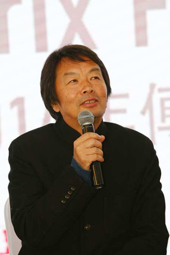 Chinese author Liu Zhenyun attends the Chinese-French writers event in Beijing. Chinese author Liu Zhenyun attends the Chinese-French writers event in Beijing.