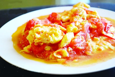 The combo of red and yellow has earned the uniform a moniker: scrambled eggs, a household dish in China. (file photo) The combo of red and yellow has earned the uniform a moniker: scrambled eggs, a household dish in China. (file photo)