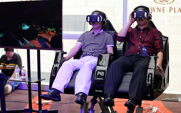 Attendees of Baofeng Technology's products launch event experience the company's latest generation mobile VR devices, May 31, 2016. (Photo provided to chinadaily.com.cn) Attendees of Baofeng Technology's products launch event experience the company's latest generation mobile VR devices, May 31, 2016. (Photo provided to chinadaily.com.cn)