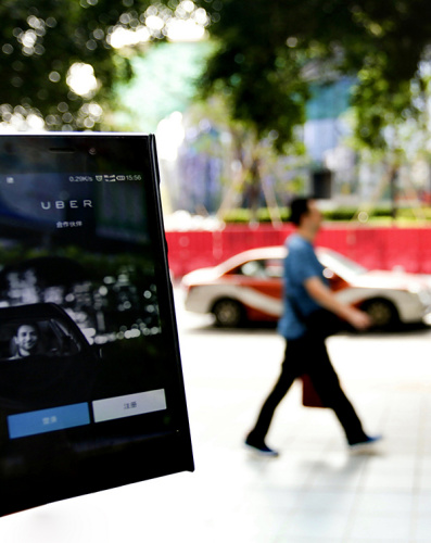 An Uber driver makes a pickup in Zhengjia Square in Guangzhou, Guangdong province. (Liu Jiao/For China Daily) An Uber driver makes a pickup in Zhengjia Square in Guangzhou, Guangdong province. (Liu Jiao/For China Daily)