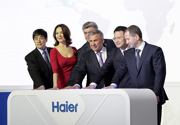 Chinese and Russian managers pose for a group photo at the launch of Haier Group's refrigerator factory at Kamsky Industrial Park, Naberezhnye Chelny, an important industrial city in the Russian province of Tatarstan. (Photo provided to China Daily) Chinese and Russian managers pose for a group photo at the launch of Haier Group's refrigerator factory at Kamsky Industrial Park, Naberezhnye Chelny, an important industrial city in the Russian province of Tatarstan. (Photo provided to China Daily)
