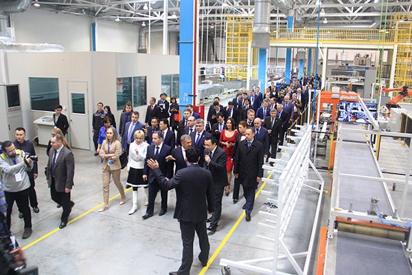 Local officials and businesspeople visit Haier's new refrigerator plant in Kamsky Industrial Park, Russia. (Photo provided to China Daily) Local officials and businesspeople visit Haier's new refrigerator plant in Kamsky Industrial Park, Russia. (Photo provided to China Daily)