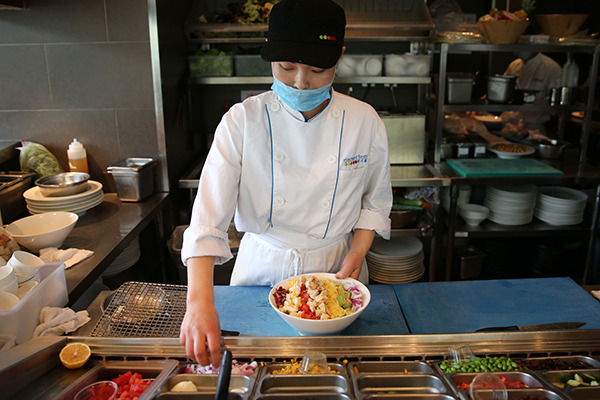 A cook makes a salad bowl in an Element Fresh restaurant in Beijing. (Wang Zhuangfei/China Daily) A cook makes a salad bowl in an Element Fresh restaurant in Beijing. (Wang Zhuangfei/China Daily)