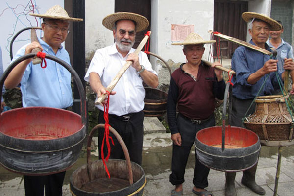 Jose Graziano da Silva (Second from left), Director-General of the Food and Agriculture Organization of the United Nations, poses with farmers in Longxian village, Qingtian county, East China's Zhejiang province, on Sunday. Jose Graziano da Silva (Second from left), Director-General of the Food and Agriculture Organization of the United Nations, poses with farmers in Longxian village, Qingtian county, East China's Zhejiang province, on Sunday.