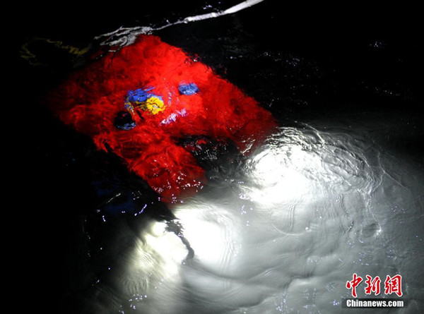 The robot dived twice into the water, located the boat and sent back images of the victims and other objects in the boat. (Photo: China News Service/Liu Zhongjun) The robot dived twice into the water, located the boat and sent back images of the victims and other objects in the boat. (Photo: China News Service/Liu Zhongjun)