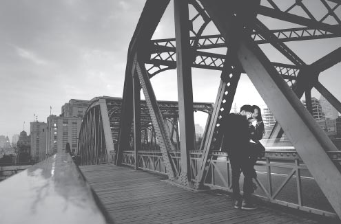 Shanghai's Waibaidu Bridge, a city icon, is a popular meeting place for couples. (Photo by Gao Erqiang/China Daily) Shanghai's Waibaidu Bridge, a city icon, is a popular meeting place for couples. (Photo by Gao Erqiang/China Daily)