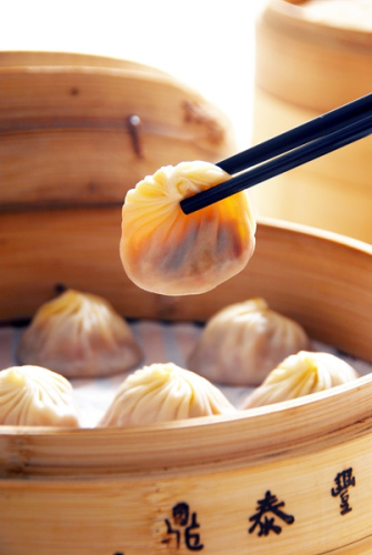 Xiaolongbao (steamed pork dumplings), a favorite Shanghai treat that has become popular at home and abroad, is a signature dish served in Din Tai Fung, a chain Chinese restaurant. PROVIDED TO CHINA DAILY Xiaolongbao (steamed pork dumplings), a favorite Shanghai treat that has become popular at home and abroad, is a signature dish served in Din Tai Fung, a chain Chinese restaurant. PROVIDED TO CHINA DAILY