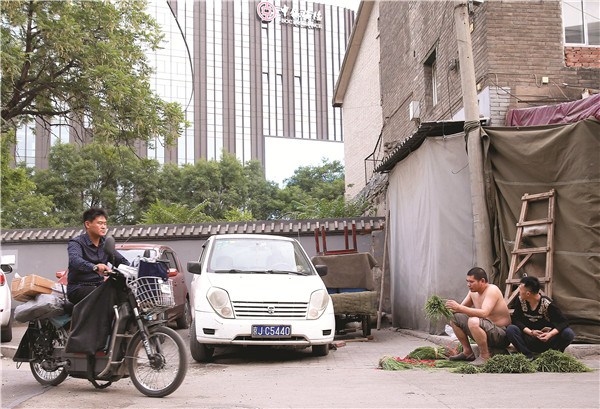 Dongxiejie Hutong is just a street away from Beijing's financial district, but people living in the hutong feel as if they are in a totally different world to those in the highrises. Dongxiejie Hutong is just a street away from Beijing's financial district, but people living in the hutong feel as if they are in a totally different world to those in the highrises.