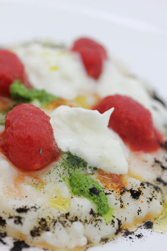 Risotto Pizza Margherita with Buffalo Mozzarella Fresh Oregano and Tomatoes (Photo provided to chinadaily.com.cn) Risotto Pizza Margherita with Buffalo Mozzarella Fresh Oregano and Tomatoes (Photo provided to chinadaily.com.cn)