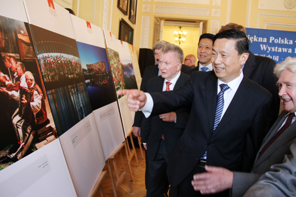 Guo Weimin, vice-minister of the State Council Information Office, visits a photo exhibition in Warsaw, Poland, on Tuesday. (Xinhua) Guo Weimin, vice-minister of the State Council Information Office, visits a photo exhibition in Warsaw, Poland, on Tuesday. (Xinhua)