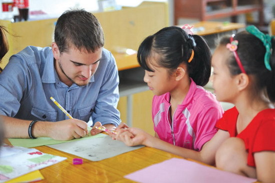 An British teacher teaches Chinese children how to learn English through paintings. Many students in China have trouble learning English and using it in their daily lives. (Photo/China Daily) An British teacher teaches Chinese children how to learn English through paintings. Many students in China have trouble learning English and using it in their daily lives. (Photo/China Daily)