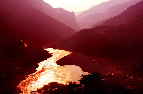 The photo taken in November 2004 shows Erlang beach where the Red Army crossed the Chishui River in 1935. The photo taken in November 2004 shows Erlang beach where the Red Army crossed the Chishui River in 1935.