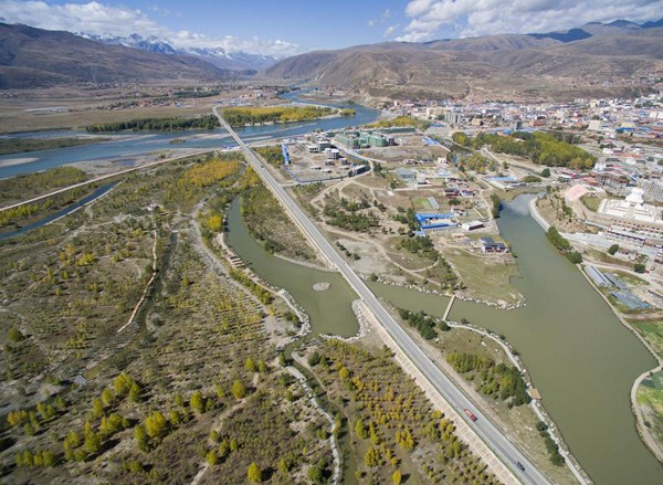 The photo taken on October 29, 2015, shows the No 317 national road passing the Ganzi county town, Sichuan province. [Photo/Xinhua]