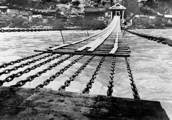 Luding Bridge has 13 iron chains connecting both banks of the Dadu River. The Red Army soldiers climbed on the iron chains to take over the bridge after the enemy took away the plates during the Long March in May 1935. The battle broke the enemy's plan of annihilating the Red Army south to the Dadu River. [Photo/Xinhua]