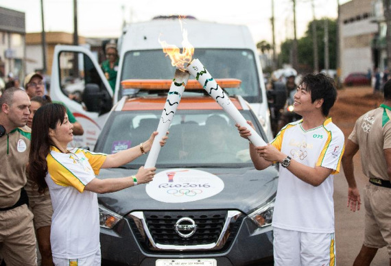 Chinese concert pianist Lang Lang(L) participates in the Rio Olympics torch relay on June 30, 2016. (Photo/Xinhua) Chinese concert pianist Lang Lang(L) participates in the Rio Olympics torch relay on June 30, 2016. (Photo/Xinhua)