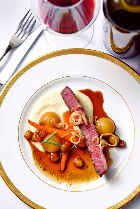Chef Ethan Robinson prepares dishes for a wine-pairing dinner at the Canadian embassy in Beijing during the fifth Eat Drink Canada China.(Photo provided to China Daily)