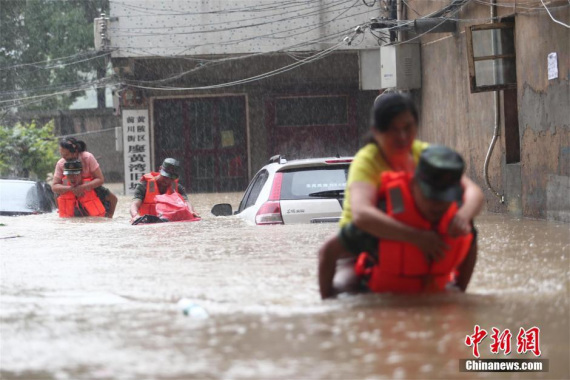 Firefighters carry residents to safety in Huangpi district, Wuhan, capital of Central China's Hubei province, July 1, 2016. The city was flooded in some parts and hundreds of residents were trapped after heavy rainstorms on July 1. The district firemen have rescued more than 150 trapped residents and evacuated more than 250. (Photo/chinanews.com) Firefighters carry residents to safety in Huangpi district, Wuhan, capital of Central China's Hubei province, July 1, 2016. The city was flooded in some parts and hundreds of residents were trapped after heavy rainstorms on July 1. The district firemen have rescued more than 150 trapped residents and evacuated more than 250. (Photo/chinanews.com)