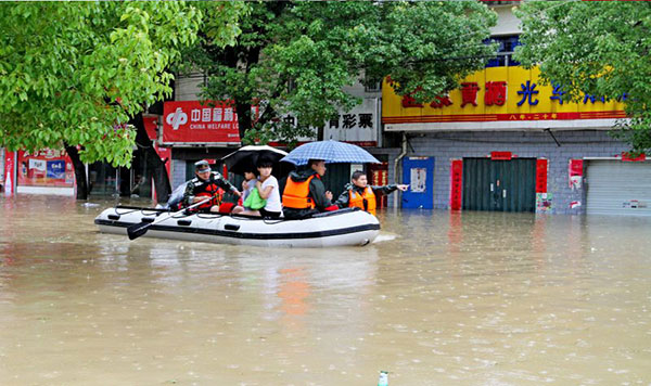 Rescuers evacuate a woman and her child in Chaohu city, Anhui province on July 2, 2016. (Photo by Li Tinghe and Ma Fengcheng/chinadaily.com.cn) Rescuers evacuate a woman and her child in Chaohu city, Anhui province on July 2, 2016. (Photo by Li Tinghe and Ma Fengcheng/chinadaily.com.cn)