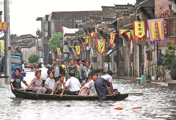 Residents are moved to safety on Sunday in Tongling, Anhui province, as flooding continued to affect the city and other regions in central and eastern China. (Photo by ZHAN JUN/FOR CHINA DAILY) Residents are moved to safety on Sunday in Tongling, Anhui province, as flooding continued to affect the city and other regions in central and eastern China. (Photo by ZHAN JUN/FOR CHINA DAILY)