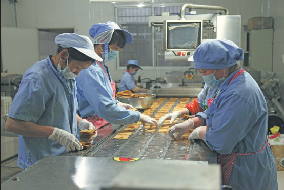Workers at Song Ruisen's dried tofu factory in Huichang county, Jiangxi province. (Photos By Zhang Xiao / China Daily) Workers at Song Ruisen's dried tofu factory in Huichang county, Jiangxi province. (Photos By Zhang Xiao / China Daily)