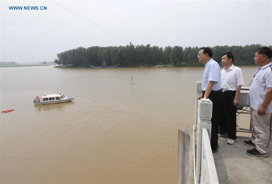 Chinese Premier Li Keqiang inspects flood control of the Huaihe River at Wangjiaba in Fuyang, east China's Anhui Province, July 5, 2016. Li Keqiang made an inspection tour in Anhui, Hunan and Hubei provinces on Tuesday and Wednesday to see flood control and disaster relief at first hand. (Xinhua/Pang Xinglei) Chinese Premier Li Keqiang inspects flood control of the Huaihe River at Wangjiaba in Fuyang, east China's Anhui Province, July 5, 2016. Li Keqiang made an inspection tour in Anhui, Hunan and Hubei provinces on Tuesday and Wednesday to see flood control and disaster relief at first hand. (Xinhua/Pang Xinglei)