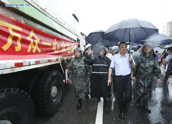 Chinese Premier Li Keqiang (2nd R, front) directs relief effort on the main dike of the Yangtze River in Wuhan, capital of central China's Hubei Province, July 6, 2016. (Xinhua/Pang Xinglei) Chinese Premier Li Keqiang (2nd R, front) directs relief effort on the main dike of the Yangtze River in Wuhan, capital of central China's Hubei Province, July 6, 2016. (Xinhua/Pang Xinglei)