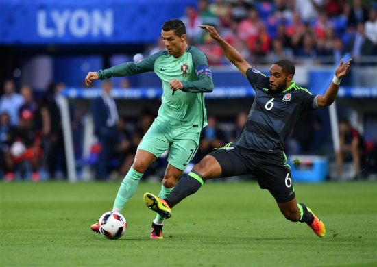 Cristiano Ronaldo of Portugal (L) vies with Ashley Williams of Wales during the Euro 2016 semifinal match between Portugal and Wales in Lyon, France, July 6, 2016. (Xinhua/Tao Xiyi) Cristiano Ronaldo of Portugal (L) vies with Ashley Williams of Wales during the Euro 2016 semifinal match between Portugal and Wales in Lyon, France, July 6, 2016. (Xinhua/Tao Xiyi)
