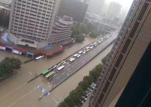 A section of road in Wuhan, capital city of Hubei Province, is inundated with water on July 6, 2016. (Photo provided to chinadaily.com.cn) A section of road in Wuhan, capital city of Hubei Province, is inundated with water on July 6, 2016. (Photo provided to chinadaily.com.cn)