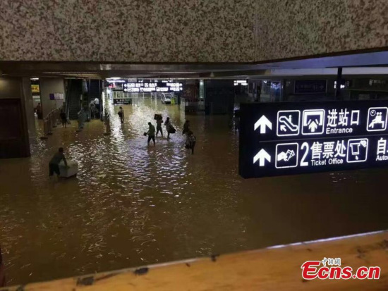 A subway station floods after rain in Wuhan City, the capital of Central China’s Hubei Province, July 6, 2016. Several stations in the city’s metro line were closed following the torrents. The city has issued a red alert due to the rainstorm, the highest in China’s four-color warning system. (Photo provided to China News Service) A subway station floods after rain in Wuhan City, the capital of Central China’s Hubei Province, July 6, 2016. Several stations in the city’s metro line were closed following the torrents. The city has issued a red alert due to the rainstorm, the highest in China’s four-color warning system. (Photo provided to China News Service)