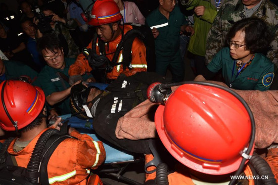Rescuers carry an injured miner to an ambulance at the site of a colliery flooding in Jincheng, north China's Shanxi Province, July 8, 2016. (Xinhua/Zhan Yan) Rescuers carry an injured miner to an ambulance at the site of a colliery flooding in Jincheng, north China's Shanxi Province, July 8, 2016. (Xinhua/Zhan Yan)