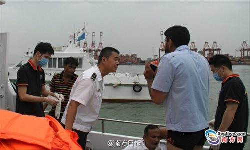 Maritime search and rescue teams from Guangdong Province rescue illegal migrants Sunday after their boat capsized. (Photo/Nanfang Daily on Weibo.com) Maritime search and rescue teams from Guangdong Province rescue illegal migrants Sunday after their boat capsized. (Photo/Nanfang Daily on Weibo.com)