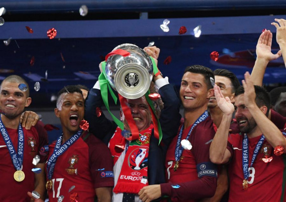 Fernando Santos(C), coach of Portugal celebrates with the trophy during the awarding ceremony after winning the Euro 2016 final football match against France in Paris, France, July 10, 2016. Portugal won 1-0.(Photo: Xinhua/Guo Yong) Fernando Santos(C), coach of Portugal celebrates with the trophy during the awarding ceremony after winning the Euro 2016 final football match against France in Paris, France, July 10, 2016. Portugal won 1-0.(Photo: Xinhua/Guo Yong)