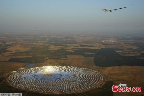 Solar Impulse2, a solar powered plane piloted by Swiss aviator Andre Boschberg, flies over the Gemasolar Thermosolar Plant in Seville, Spain after taking off towards Cairo, Egypt, from the San Pablo airport, July 11, 2016. (Photo/Agencies) Solar Impulse2, a solar powered plane piloted by Swiss aviator Andre Boschberg, flies over the Gemasolar Thermosolar Plant in Seville, Spain after taking off towards Cairo, Egypt, from the San Pablo airport, July 11, 2016. (Photo/Agencies)