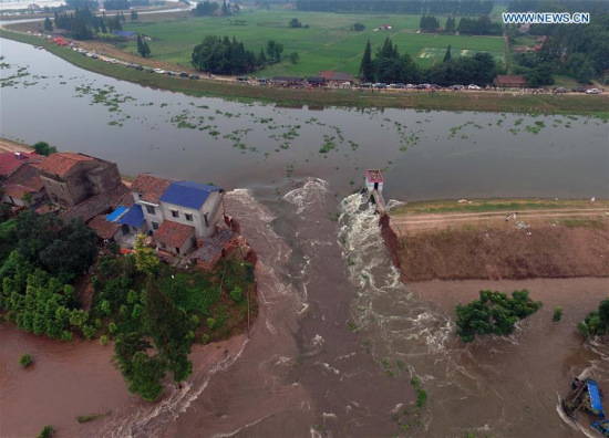 An aerial photo taken on July 10, 2016 shows inundated areas after a dike breach in Huarong County, central China's Hunan Province. (Photo: Xinhua/Li Ga) An aerial photo taken on July 10, 2016 shows inundated areas after a dike breach in Huarong County, central China's Hunan Province. (Photo: Xinhua/Li Ga)