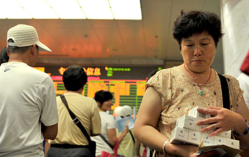 A woman takes away her medicines after paying for them at Beijing Friendship Hospital. Li Wen / Xinhua A woman takes away her medicines after paying for them at Beijing Friendship Hospital. Li Wen / Xinhua