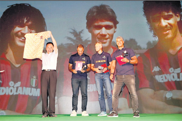 Retired stars Ruud Gullit, Marco van Basten and Frank Rijkaard of the Netherlands exchange gifts with Zhong Bingshu, principal of Capital University of Physical Education and Sports, at the launch ceremony in Beijing on Tuesday. Li Linlin / For China Daily Retired stars Ruud Gullit, Marco van Basten and Frank Rijkaard of the Netherlands exchange gifts with Zhong Bingshu, principal of Capital University of Physical Education and Sports, at the launch ceremony in Beijing on Tuesday. Li Linlin / For China Daily