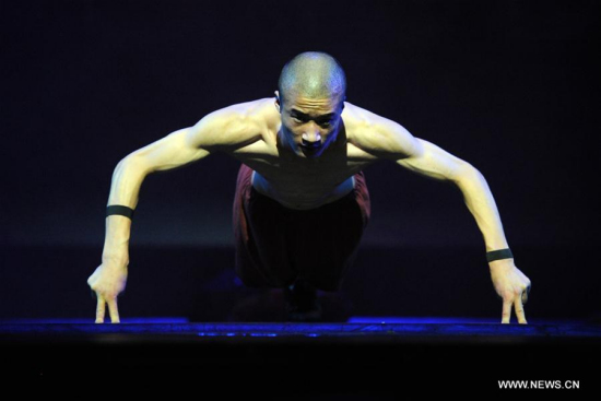 A Shaolin monk performs in the media preview of the show Shaolin at Singapore's Marina Bay Sands Theatre, July 13, 2016. (Xinhua/Then Chih Wey) A Shaolin monk performs in the media preview of the show Shaolin at Singapore's Marina Bay Sands Theatre, July 13, 2016. (Xinhua/Then Chih Wey)