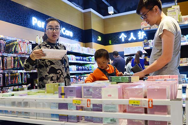 A family of three shopping at a duty-free store at Zhengzhou Airport, Henan province. ZHANG TAO / FOR CHINA DAILY A family of three shopping at a duty-free store at Zhengzhou Airport, Henan province. ZHANG TAO / FOR CHINA DAILY